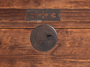 Tansu japonés Sendai Isho-dansu grande en cedro y hierro, periodo Meiji–Taishō (c. 1890–1925) #42