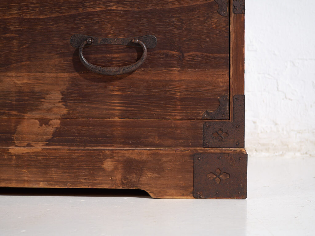 Tansu japonés Sendai Isho-dansu grande en cedro y hierro, periodo Meiji–Taishō (c. 1890–1925) #42