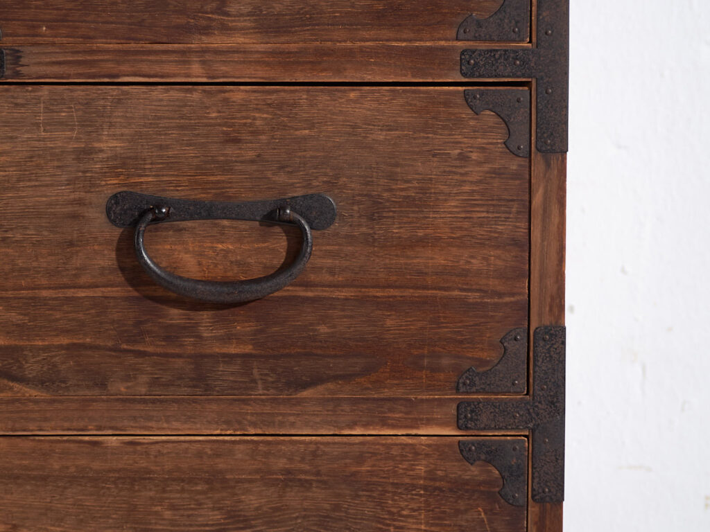 Tansu japonés Sendai Isho-dansu grande en cedro y hierro, periodo Meiji–Taishō (c. 1890–1925) #42