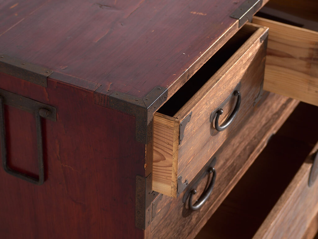 Tansu japonés Sendai Isho-dansu grande en cedro y hierro, periodo Meiji–Taishō (c. 1890–1925) #42