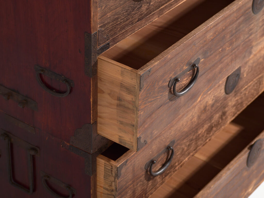 Tansu japonés Sendai Isho-dansu grande en cedro y hierro, periodo Meiji–Taishō (c. 1890–1925) #42