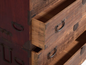 Tansu japonés Sendai Isho-dansu grande en cedro y hierro, periodo Meiji–Taishō (c. 1890–1925) #42