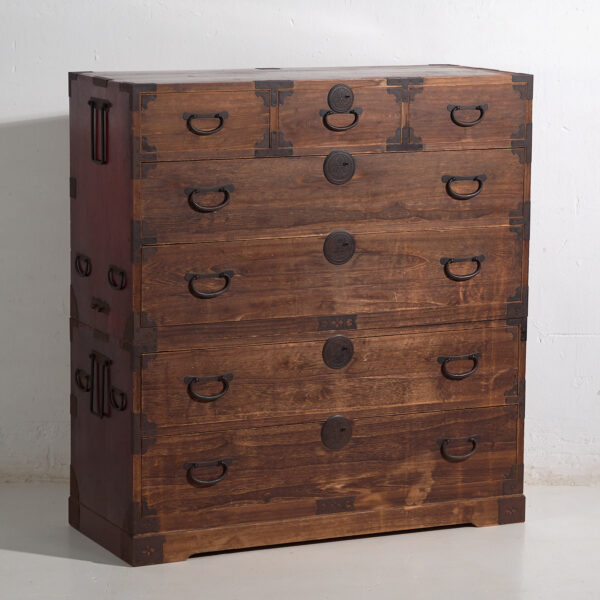 Tansu japonés Sendai Isho-dansu grande en cedro y hierro, periodo Meiji–Taishō (c. 1890–1925) #42