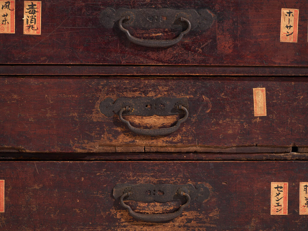 Cajón japonés antiguo ko-dansu en madera de cedro, periodo Meiji (ca. 1870–1900) #48