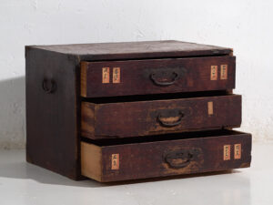 Cajón japonés antiguo ko-dansu en madera de cedro, periodo Meiji (ca. 1870–1900) #48