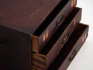 Cajón japonés antiguo ko-dansu en madera de cedro, periodo Meiji (ca. 1870–1900) #48