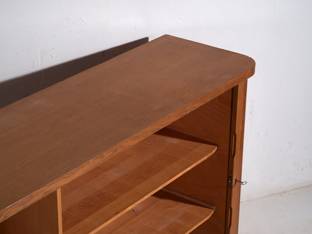 Aparador bajo mid-century con marca de St. Pölten, Austria (c. 1950–1970)