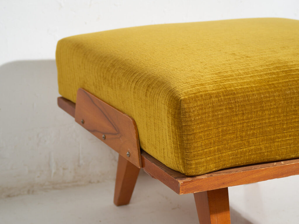 Conjunto de dos butacas y puff - Mid-century  (c.1950)