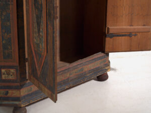 Armario policromado antiguo Finales del siglo XVIII – Principios del XIX (c.1780-1820)