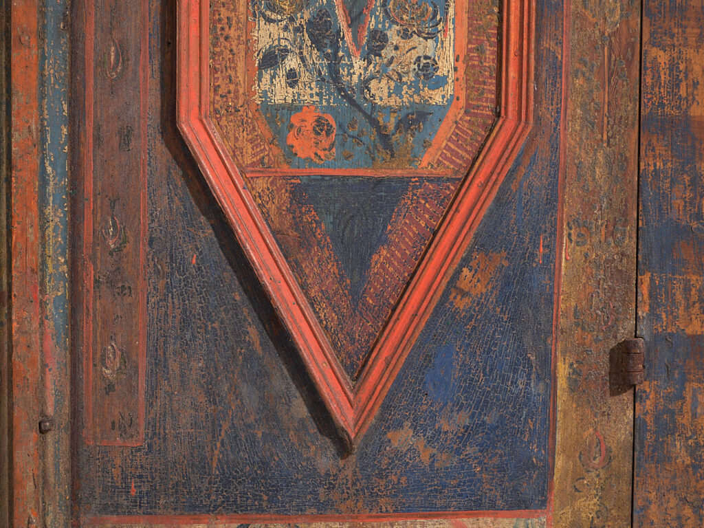 Armario policromado antiguo Finales del siglo XVIII – Principios del XIX (c.1780-1820)