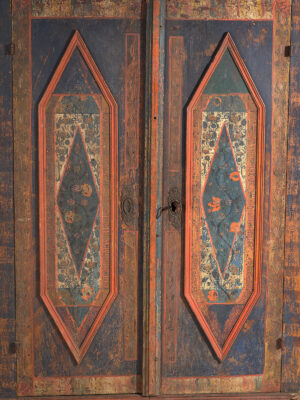 Armario policromado antiguo Finales del siglo XVIII – Principios del XIX (c.1780-1820)