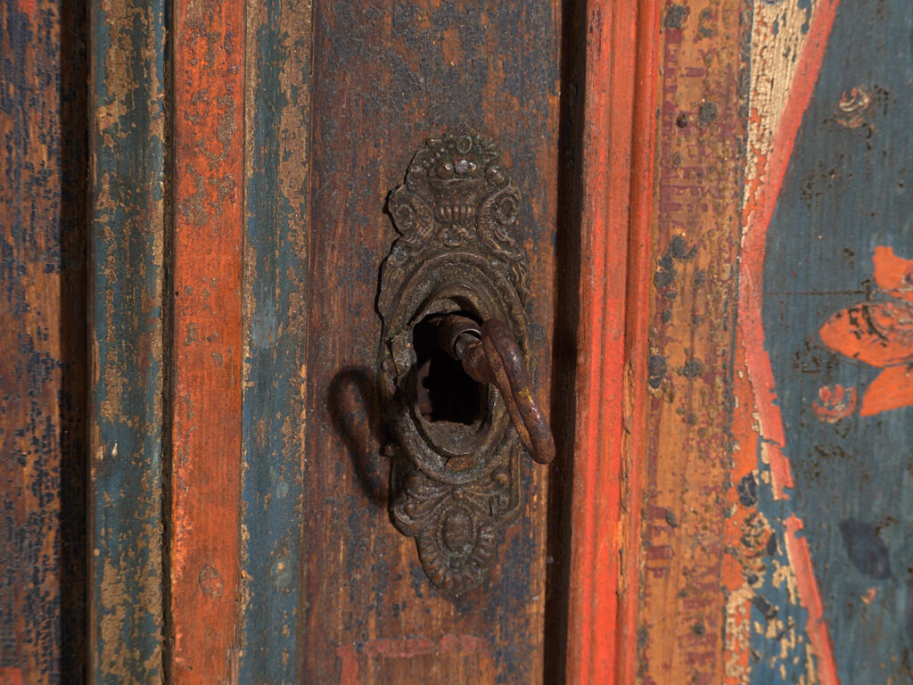 Armario policromado antiguo Finales del siglo XVIII – Principios del XIX (c.1780-1820)