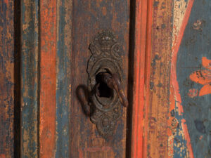 Armario policromado antiguo Finales del siglo XVIII – Principios del XIX (c.1780-1820)