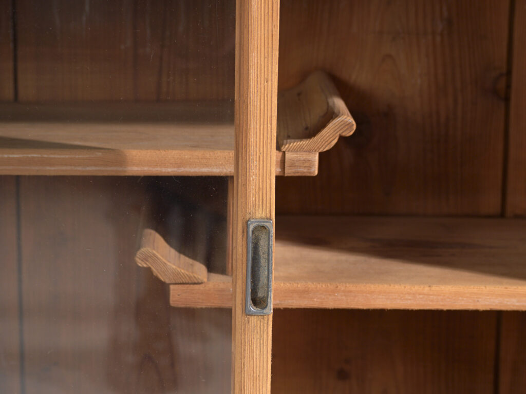 Armario japonés antiguo de cedro con puertas correderas - Periodo Taishō–Showa (1912–1945)