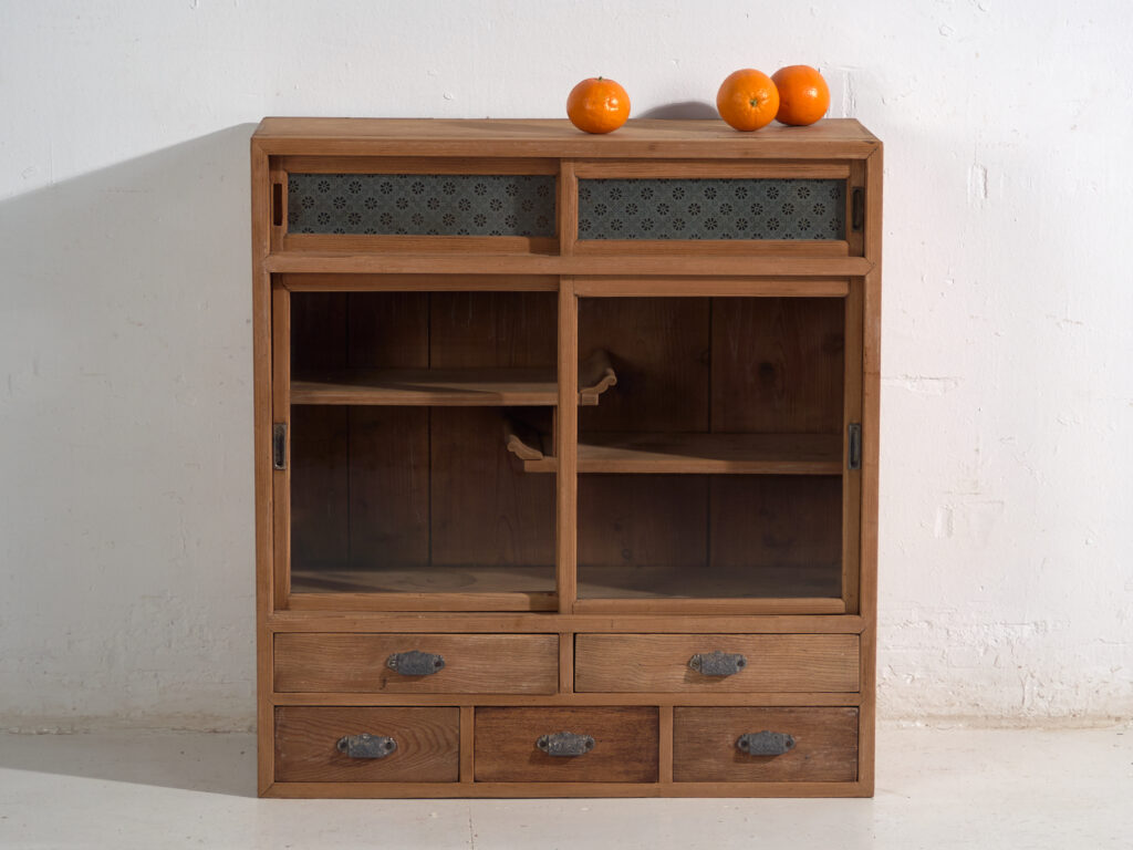 Armario japonés antiguo de cedro con puertas correderas - Periodo Taishō–Showa (1912–1945)