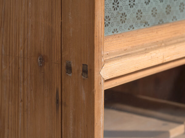 Mueble de té japonés antiguo (Cha Tansu) en cedro - Periodo Taishō–Showa (1912–1945)