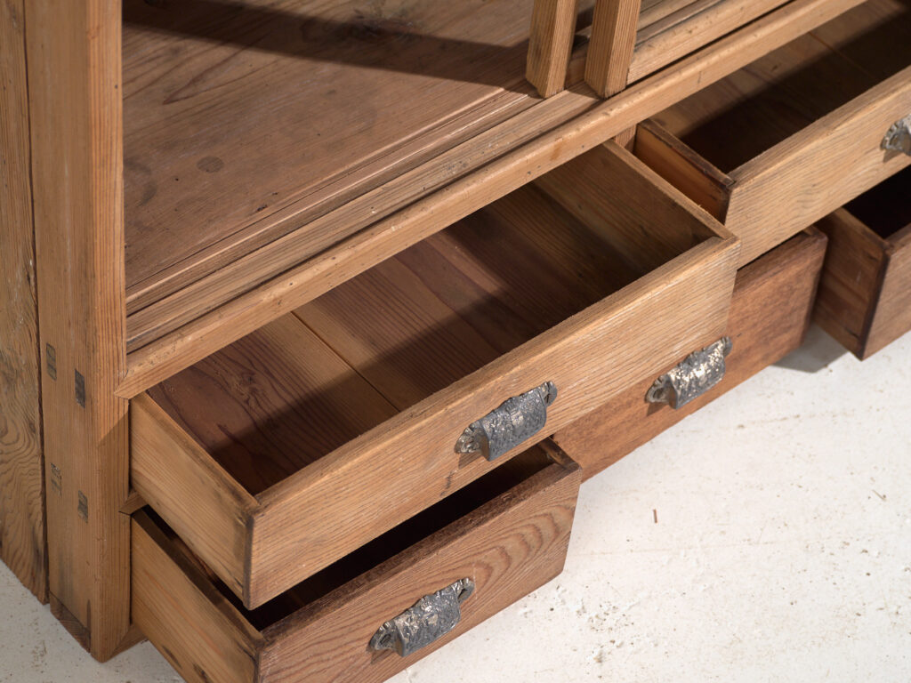 Armario japonés antiguo de cedro con puertas correderas - Periodo Taishō–Showa (1912–1945)