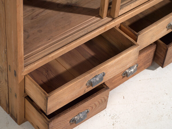 Mueble de té japonés antiguo (Cha Tansu) en cedro - Periodo Taishō–Showa (1912–1945)