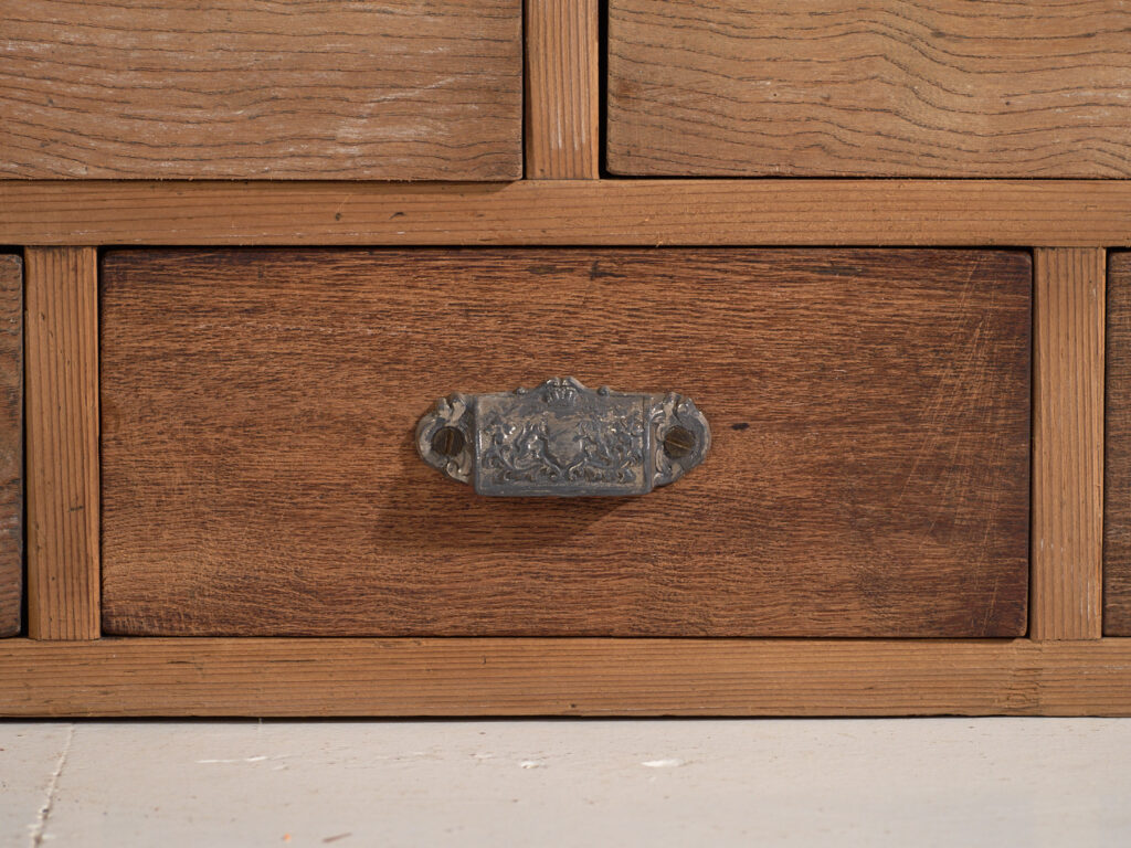 Armario japonés antiguo de cedro con puertas correderas - Periodo Taishō–Showa (1912–1945)