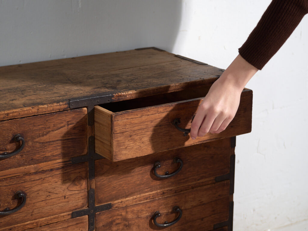 Pequeña cajonera antigua – Periodo Meiji / Taishō (c.1890-1926) #90