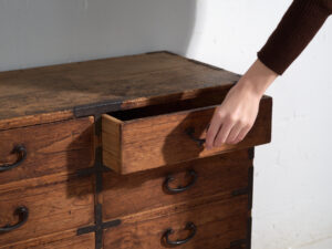 Pequeña cajonera antigua – Periodo Meiji / Taishō (c.1890-1926) #90