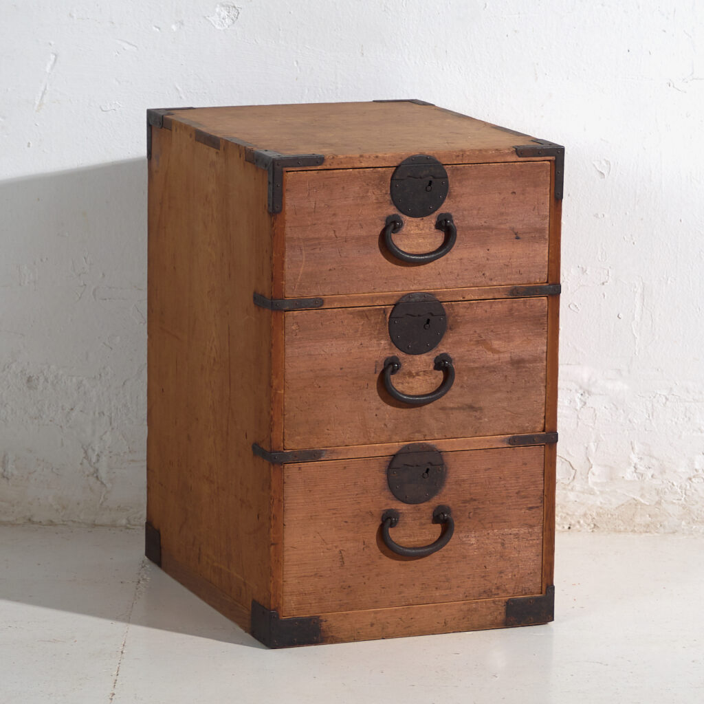 Antiguo Tansu Japonés de Tres Cajones en Cedro y Paulownia – Periodo Meiji (c.1890–1926)