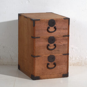 Antiguo Tansu Japonés de Tres Cajones en Cedro y Paulownia – Periodo Meiji (c.1890–1926)