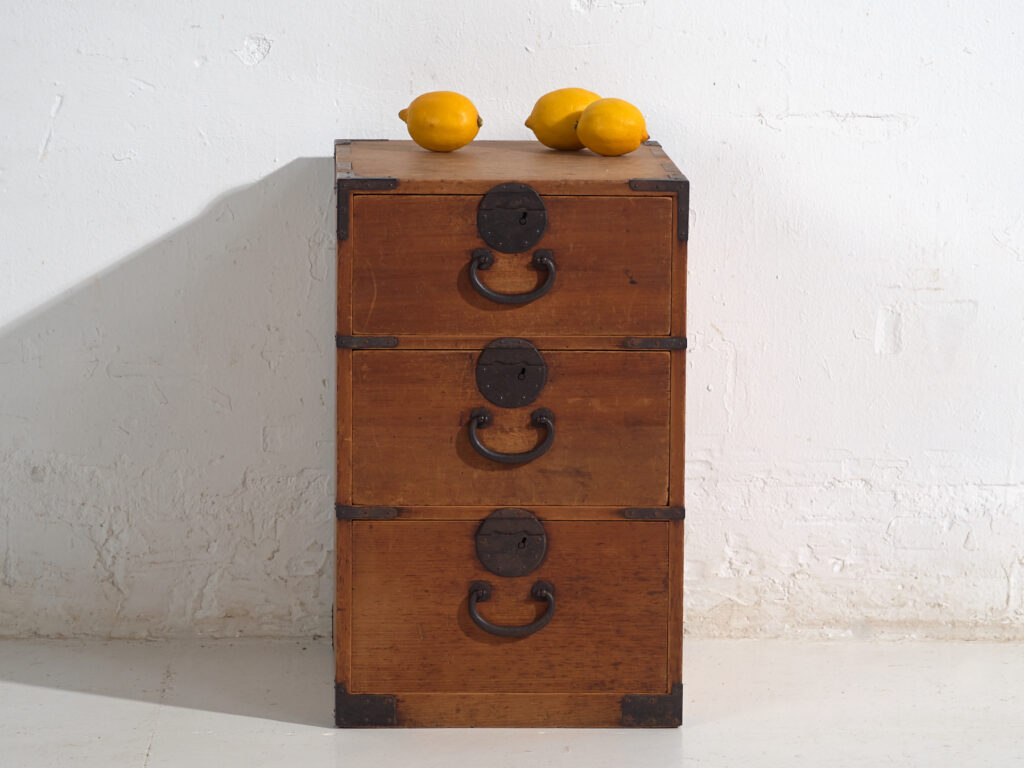 Antiguo Tansu Japonés de Tres Cajones en Cedro y Paulownia – Periodo Meiji (c.1890–1926)