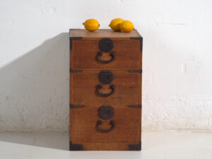 Antiguo Tansu Japonés de Tres Cajones en Cedro y Paulownia – Periodo Meiji (c.1890–1926)