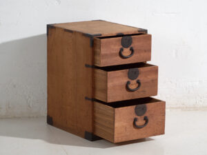 Antiguo Tansu Japonés de Tres Cajones en Cedro y Paulownia – Periodo Meiji (c.1890–1926)