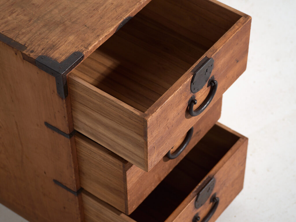 Antiguo Tansu Japonés de Tres Cajones en Cedro y Paulownia – Periodo Meiji (c.1890–1926)