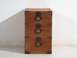 Antiguo Tansu Japonés de Tres Cajones en Cedro y Paulownia – Periodo Meiji (c.1890–1926)