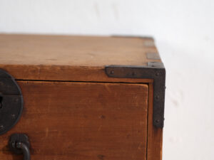 Antiguo Tansu Japonés de Tres Cajones en Cedro y Paulownia – Periodo Meiji (c.1890–1926)