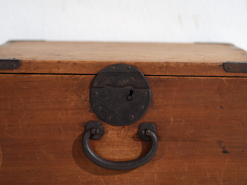 Antiguo Tansu Japonés de Tres Cajones en Cedro y Paulownia – Periodo Meiji (c.1890–1926)