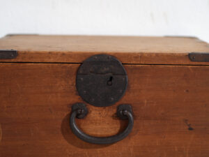 Antiguo Tansu Japonés de Tres Cajones en Cedro y Paulownia – Periodo Meiji (c.1890–1926)