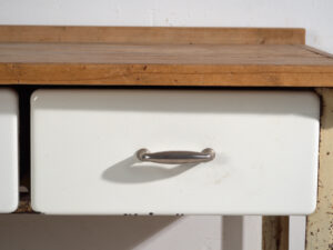 Mesa de trabajo industrial japonesa de hierro y madera – Periodo Showa (c.1950–1979)