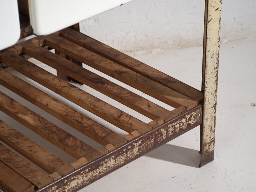 Mesa de trabajo industrial japonesa de hierro y madera – Periodo Showa (c.1950–1979)