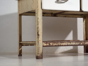 Mesa de trabajo industrial japonesa de hierro y madera – Periodo Showa (c.1950–1979)