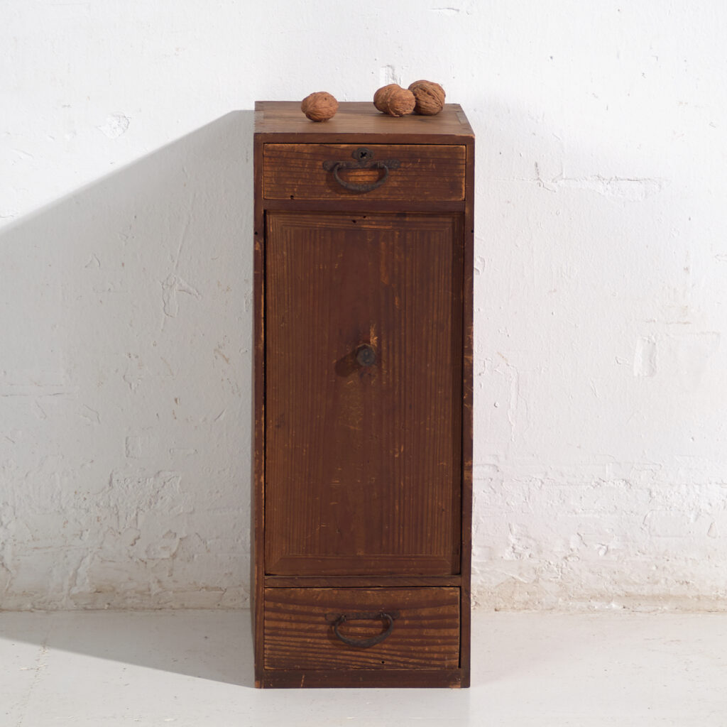 Armario japonés antiguo de cedro con puerta y cajones – Periodo Taishō / Showa temprano (c.1912-1945)