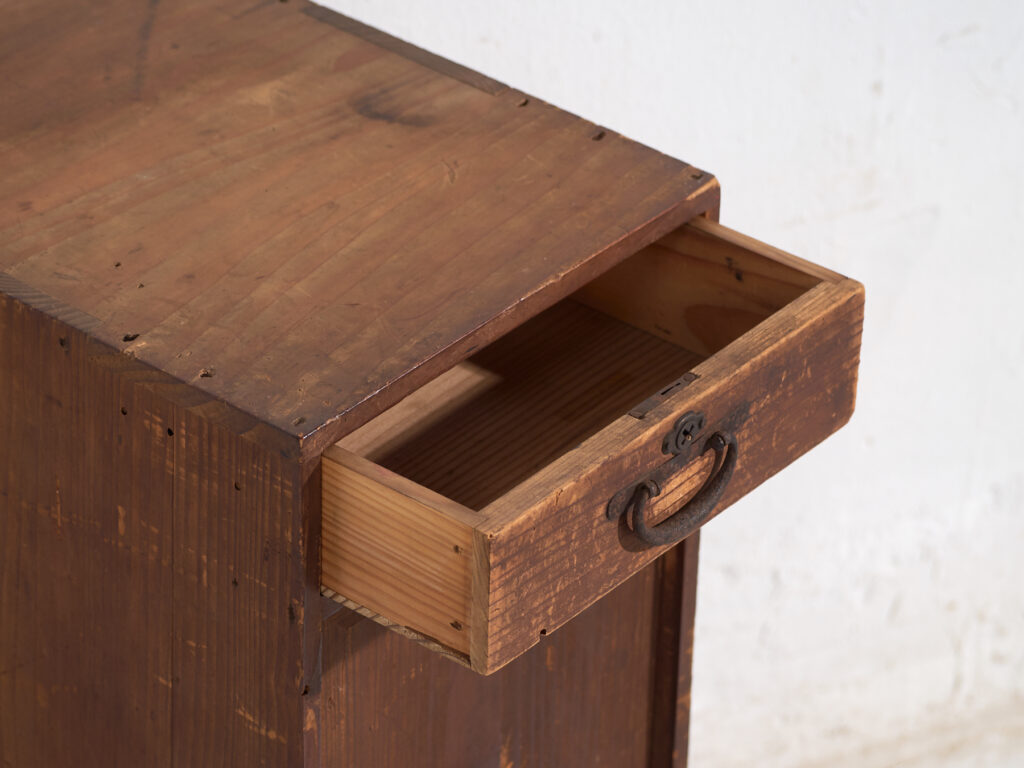 Armario japonés antiguo de cedro con puerta y cajones – Periodo Taishō / Showa temprano (c.1912-1945)