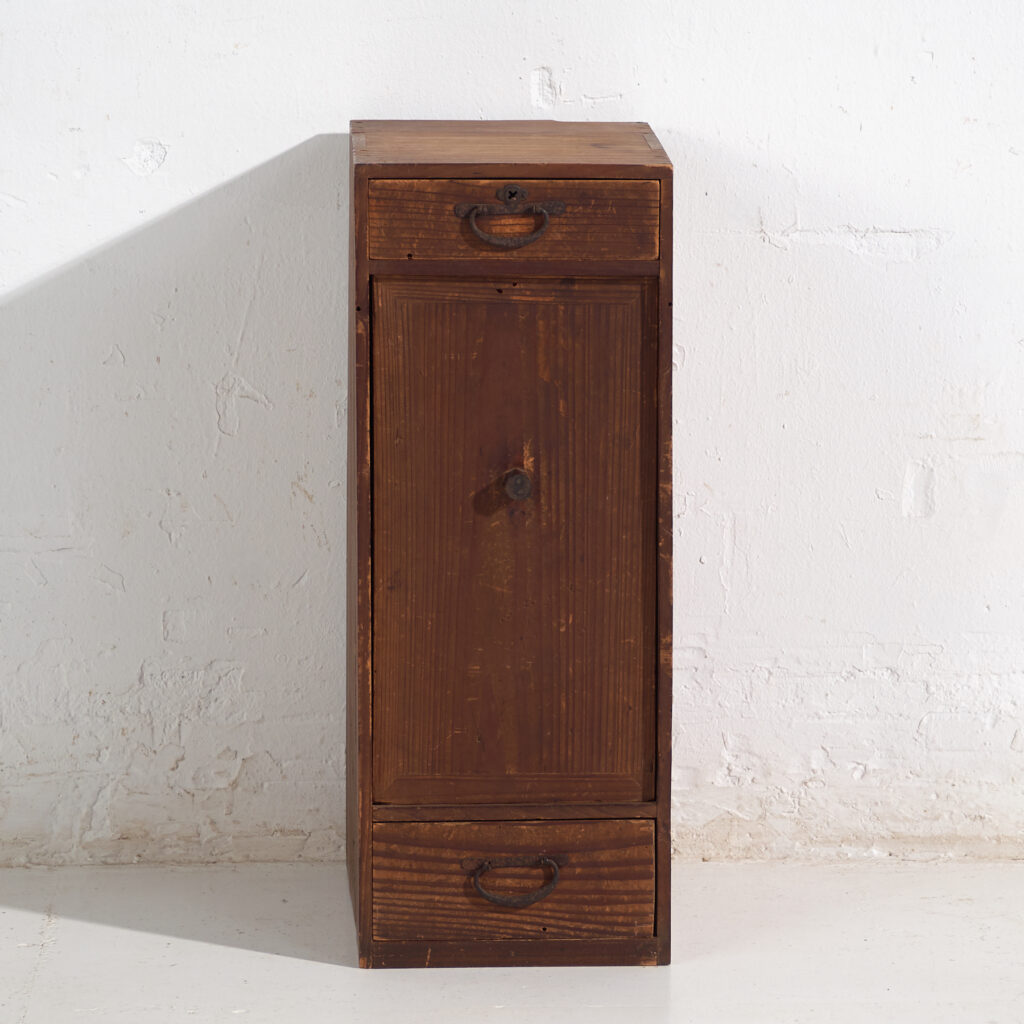 Armario japonés antiguo de cedro con puerta y cajones – Periodo Taishō / Showa temprano (c.1912-1945)