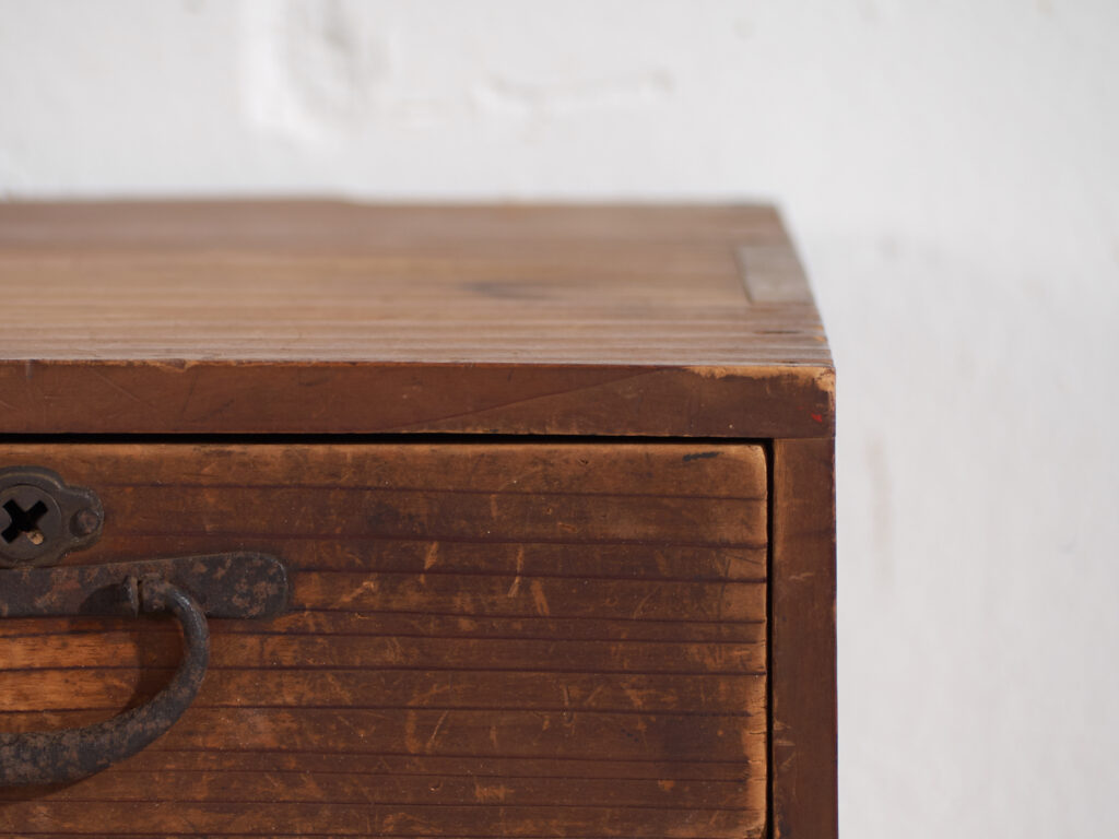 Armario japonés antiguo de cedro con puerta y cajones – Periodo Taishō / Showa temprano (c.1912-1945)