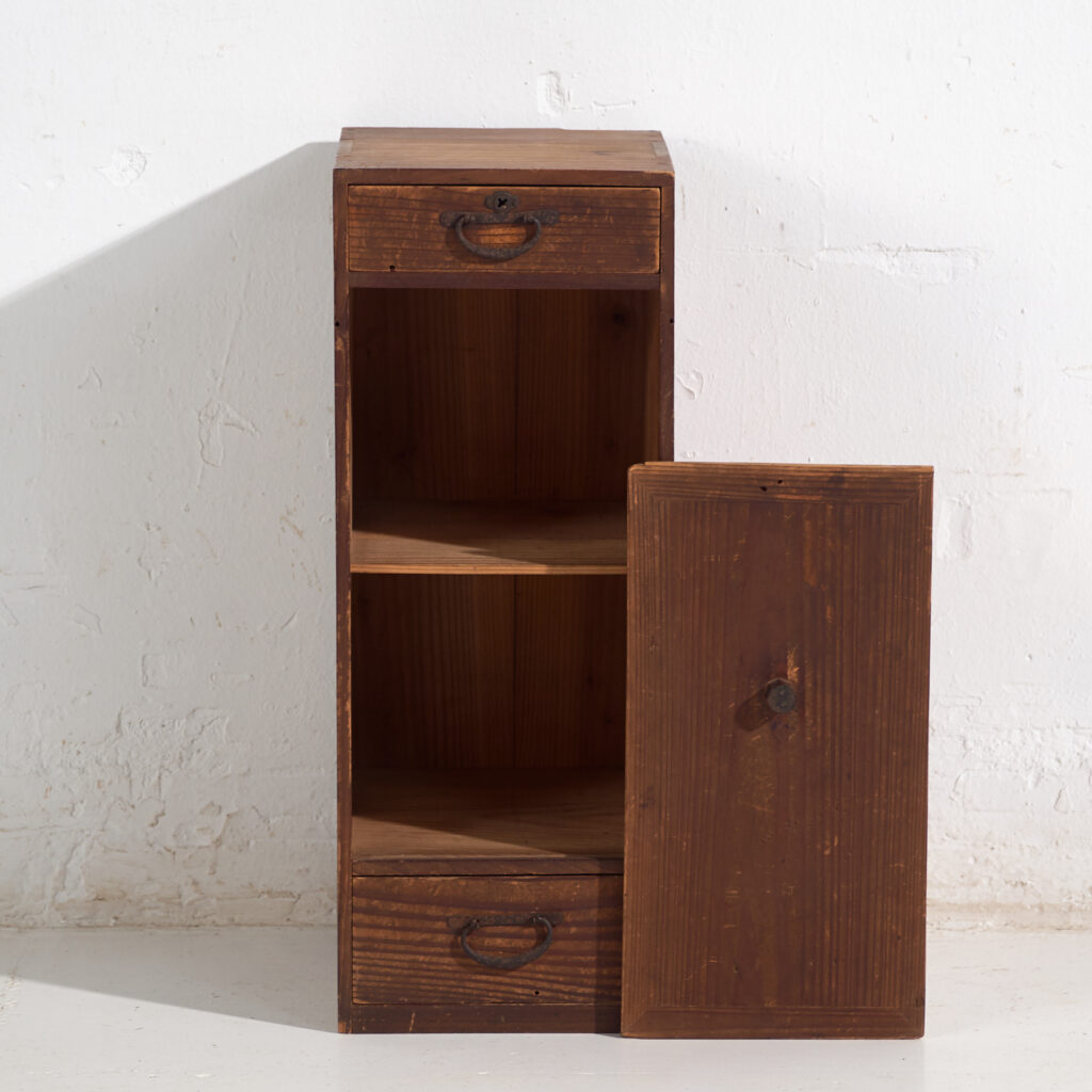 Armario japonés antiguo de cedro con puerta y cajones – Periodo Taishō / Showa temprano (c.1912-1945)