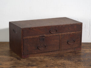 Cajonera japonesa antigua de escritorio con tres cajones – Periodo Meiji / Taishō (c.1890-1926)