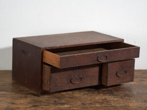 Cajonera japonesa antigua de escritorio con tres cajones – Periodo Meiji / Taishō (c.1890-1926)