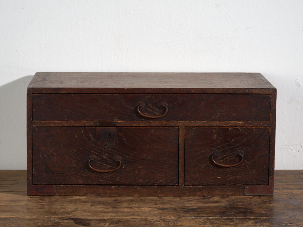 Cajonera japonesa antigua de escritorio con tres cajones – Periodo Meiji / Taishō (c.1890-1926)