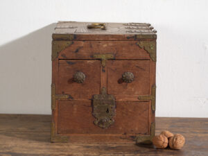 Caja japonesa antigua con cajones y tapa abatible – Periodo Showa temprano (c.1928)