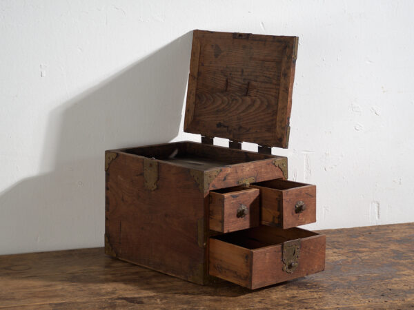 Caja japonesa antigua con cajones y tapa abatible – Periodo Showa temprano (c.1928)