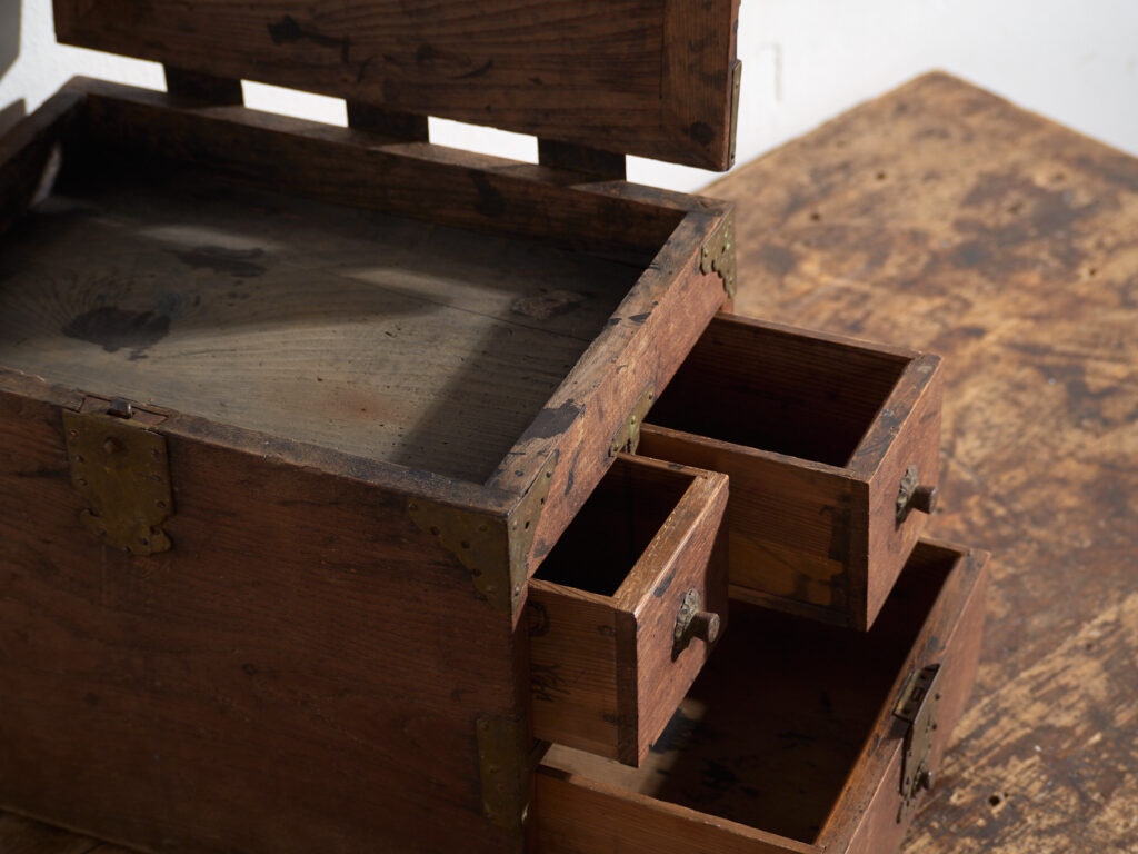 Caja japonesa antigua con cajones y tapa abatible – Periodo Showa temprano (c.1928)