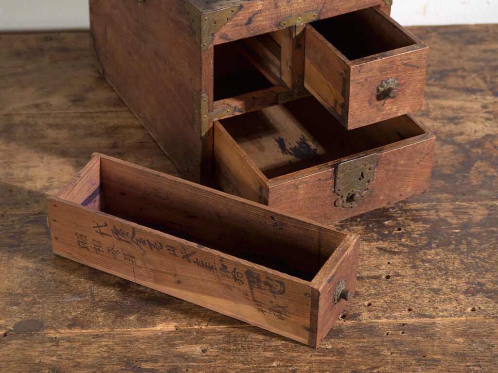 Caja japonesa antigua con cajones y tapa abatible – Periodo Showa temprano (c.1928)